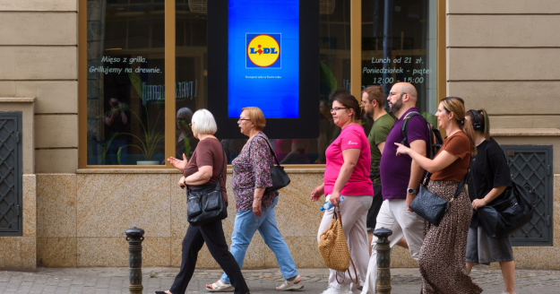 jet-line-more-network-goes-programmatic-via-viooh-in-poland,