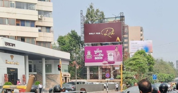 India Gate Pulav OOH campaign by WPP Media in Gujarat featuring a steaming bowl installation in Ahmedabad,